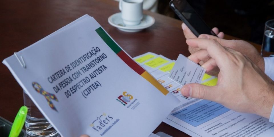 Carteirinha do Autista é apresentada ao governador do RS pela Faders