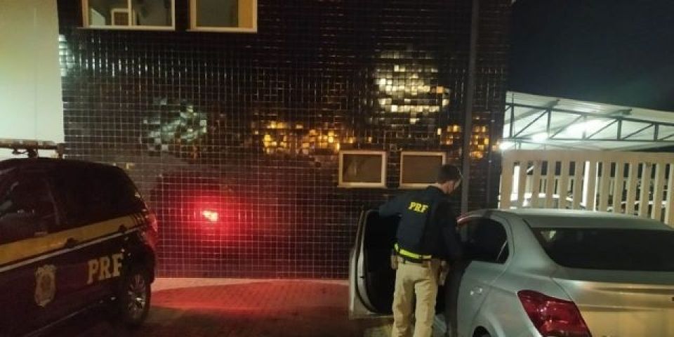 PRF prende traficante e recupera carro na BR-290