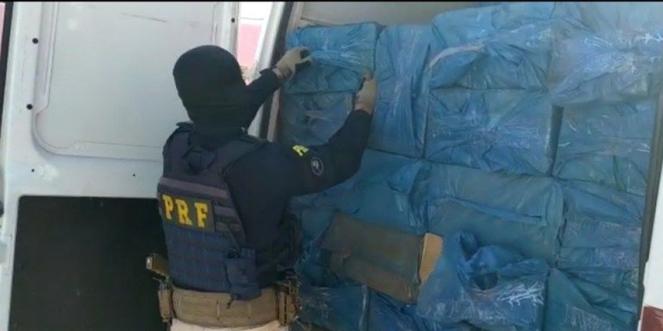 PRF apreende grande quantidade de cigarros em Canoas
