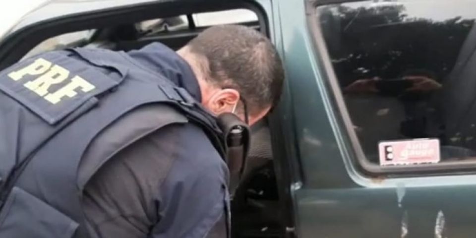 PRF prende quadrilha de assaltantes num carro com pistolas e várias munições em Eldorado do Sul