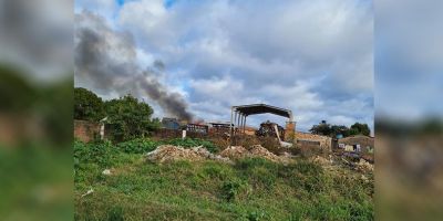 VÍDEO: incêndio atinge ferro velho em Camaquã