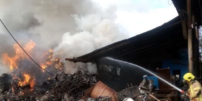 FOTOS E VÍDEO: incêndio destrói estrutura de ferro velho em Camaquã