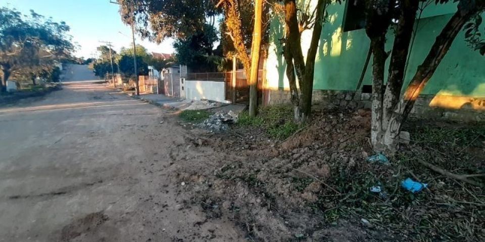 Serviço de manutenção em rede de esgoto é feito na Rua Dona Tereza em Camaquã