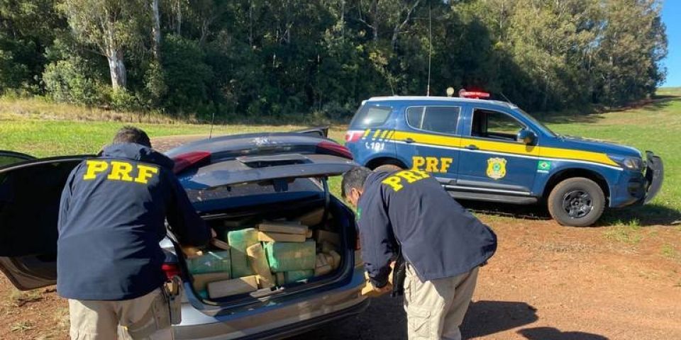 PRF apreende carro com mais de meia tonelada de maconha no RS
