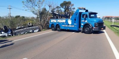 Fugindo de abordagem, caminhão tomba na BR-290 em Eldorado do Sul 