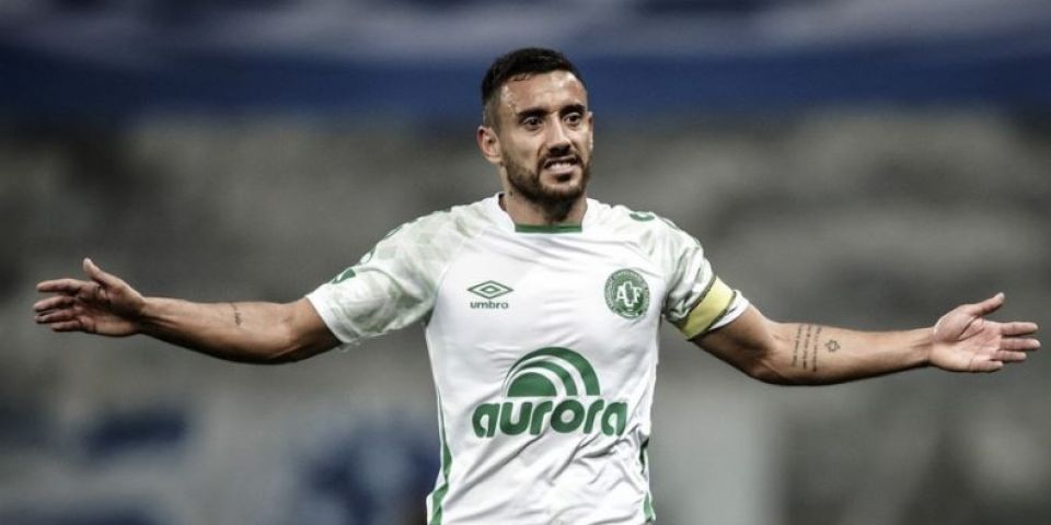 Jogador sobrevivente de acidente do voo da Chapecoense entra na justiça contra o clube