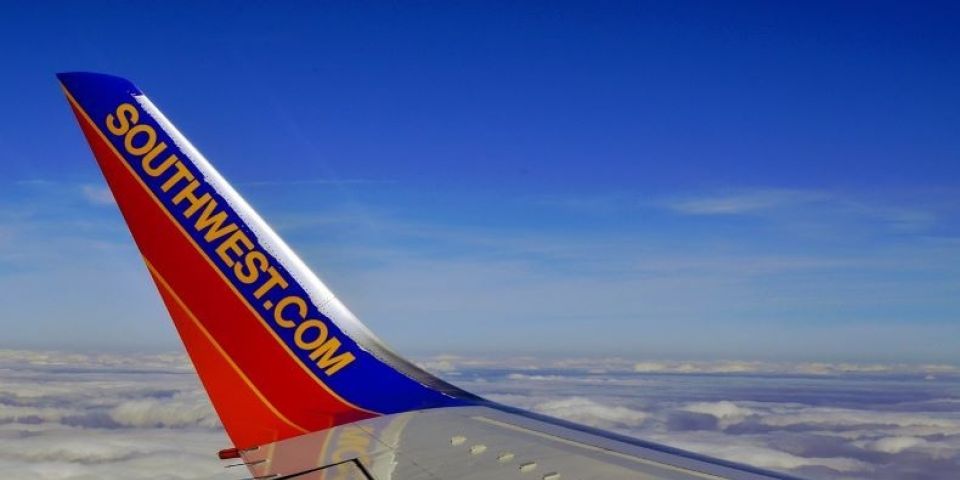 Piloto de avião é preso após ser flagrado assistindo pornografia durante voo