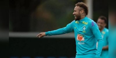 VÍDEO: Neymar leva “carrinho” de fãs em Porto Alegre, e sai mancando