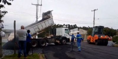 Prefeitura retoma serviços de reperfilagem na Rua Erlínio Assis em Camaquã 