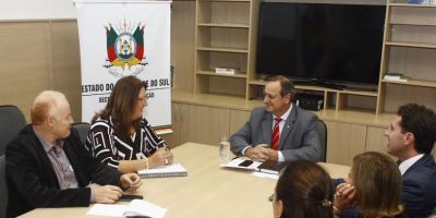 Secretária Jussara Jacques se reúne com Secretário Estadual da Educação