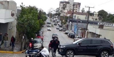 Acidente entre carro e moto deixa casal ferido em Camaquã