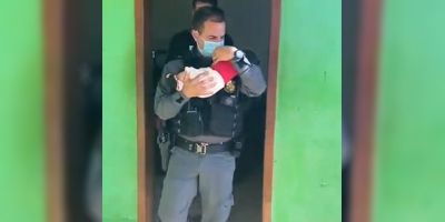 Bebê de dois meses é resgatado de boca de fumo após mãe deixá-lo como "garantia de pagamento" em MT