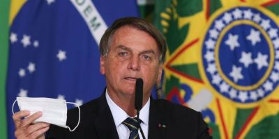 Bolsonaro pede parecer para desobrigar uso de máscara por vacinados