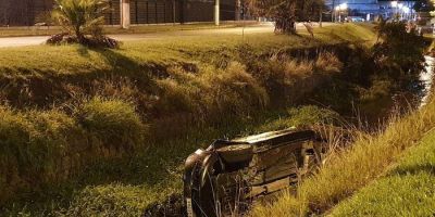 Carro cai em vala de escoamento de água em Porto Alegre