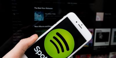 Confira quais podcasts estão entre os mais escutados do Spotify