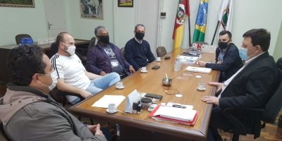 Em visita, empresário catarinense convida Executivo Municipal para abertura de loja em Camaquã