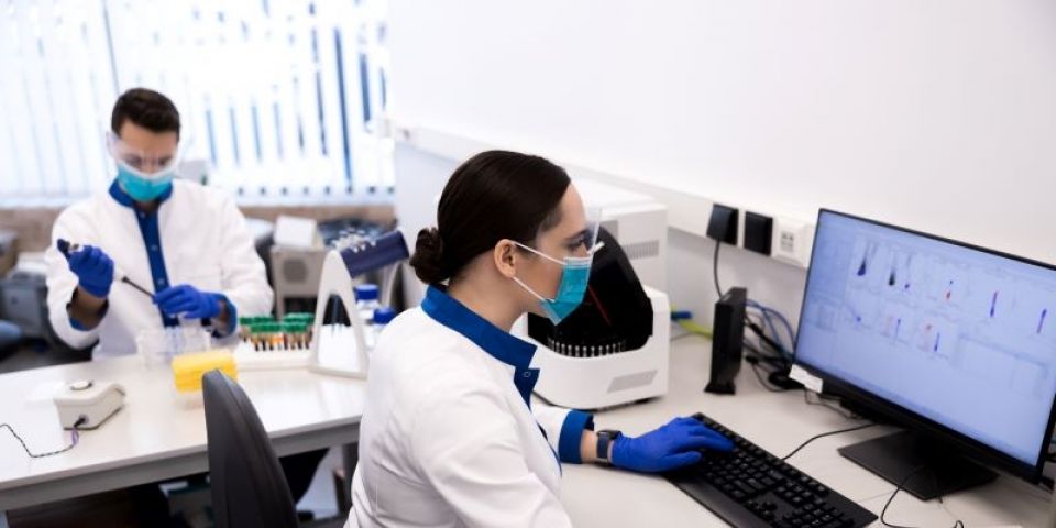 Casos de covid-19 têm estabilidade e mortes caem 11%