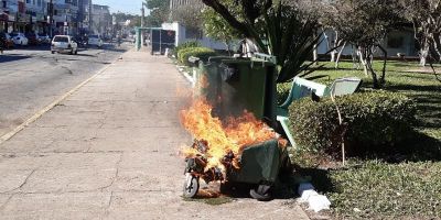 FOTOS: lixeira móvel é incendiada no centro de Camaquã 