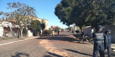 Bombeiros usam serragem para prevenir acidentes com óleo na pista em Camaquã