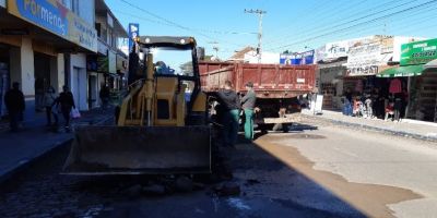 Vazamento provoca falta d’água e alterações no trânsito no centro de Camaquã