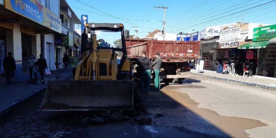 Vazamento provoca falta d’água e alterações no trânsito no centro de Camaquã