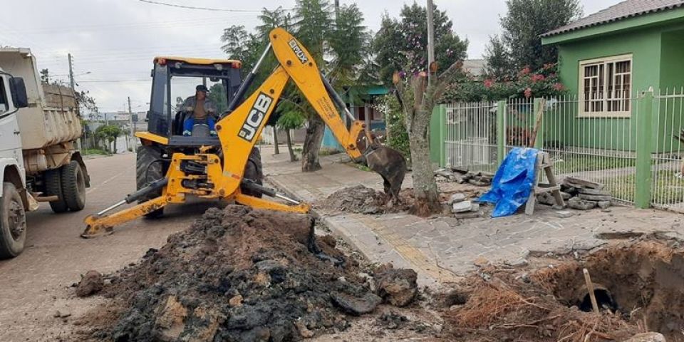 Bairros de Camaquã recebem serviços de drenagem 