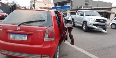 FOTOS E VÍDEOS: colisão envolvendo carro e camionete é registrada no centro de Camaquã 