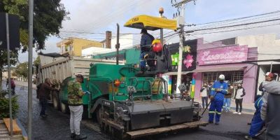 Avenida Olavo Moraes começa a receber massa asfáltica em Camaquã