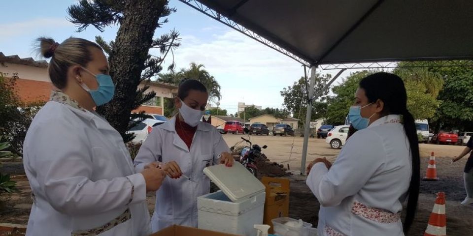 Gestantes e puérperas são vacinadas contra a covid-19 em Camaquã 