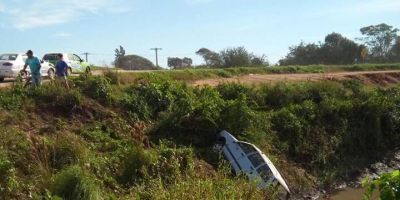 Carro cai em valo próximo do trevo de acesso ao bairro Getúlio Vargas em Camaquã 
