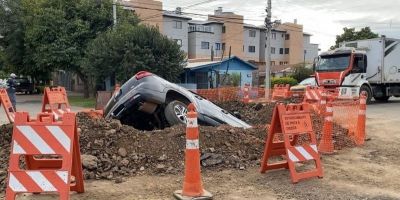 Carro cai em buraco de obra da prefeitura em Uruguaina