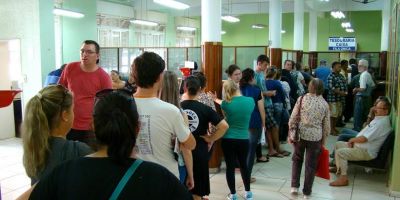 Último dia para pagamento da cota única do IPTU leva grande número de pessoas à Prefeitura