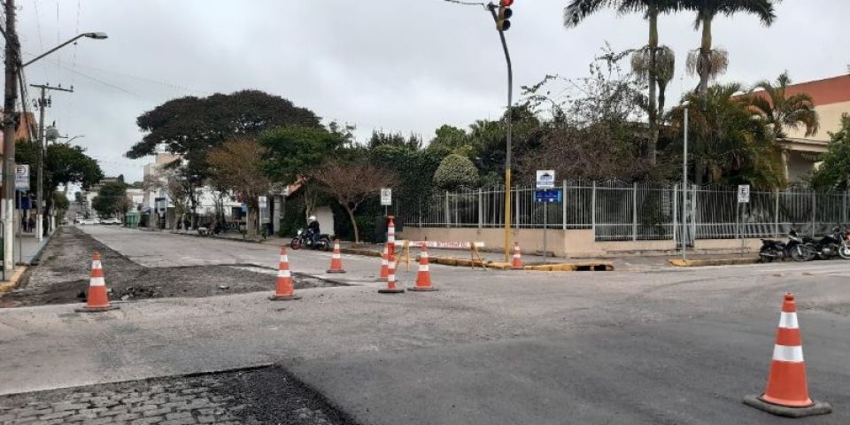 Trecho da Rua Olavo Moraes segue interditado no centro de Camaquã