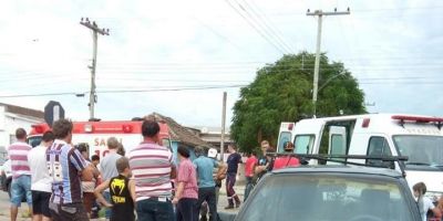 Acidente entre moto e carro resulta em feridos no bairro Viégas em Camaquã 