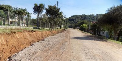Equipes trabalham na melhoria das ruas de Dom Feliciano
