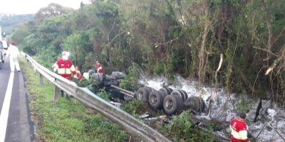 Motorista de carreta morre em acidente na BR-290