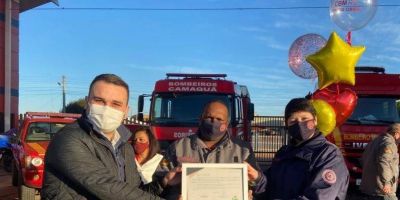 Vereador homenageia bombeiro voluntário no Corpo de Bombeiros de Camaquã