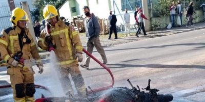 FOTOS E VÍDEO: motocicleta é atingida por incêndio no centro de Camaquã 