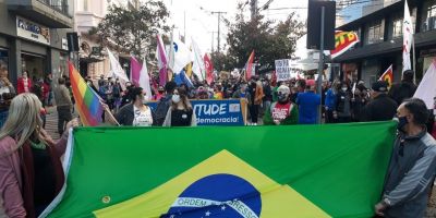 Manifestantes protestam contra o governo federal em várias cidades do RS