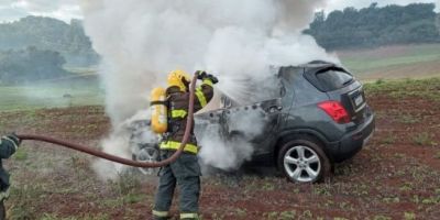 Carro pega fogo após se envolver em acidente com trator