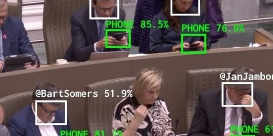 The Flemish Scrollers: Inteligência Artificial monitora políticos distraídos com smartphones