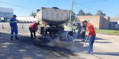 Servidores recuperam pavimentação em alguns trechos de Camaquã