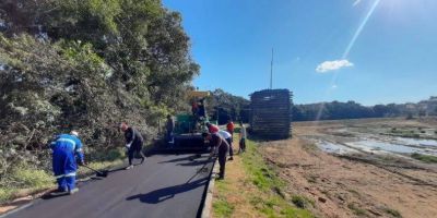 Seguem as obras de asfaltamento na Prainha em Camaquã