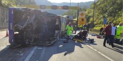 Ônibus de time de futsal tomba e deixa 2 mortos e 20 feridos 