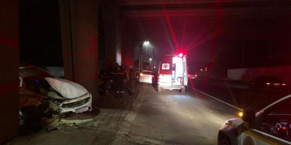Homem tenta matar companheira ao jogar carro contra pilar em Porto Alegre