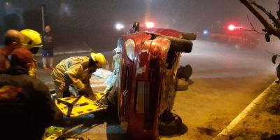 FOTOS E VÍDEO: carro tomba e mulher fica ferida em Camaquã