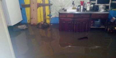 Alagamentos obrigam famílias a deixarem suas casas em Tapes