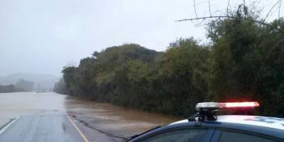 Sentinela do Sul e Barra do Ribeiro com pontos de interrupção na BR-116 devido à chuva