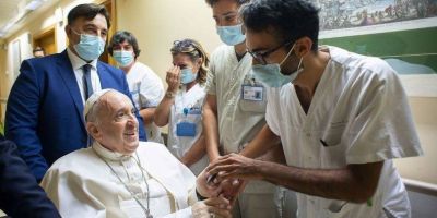 Papa Francisco ficará no hospital por mais alguns dias, diz Vaticano