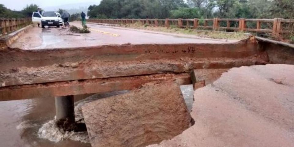 Asfalto cede devido à chuva e Sertão Santana fica ilhada